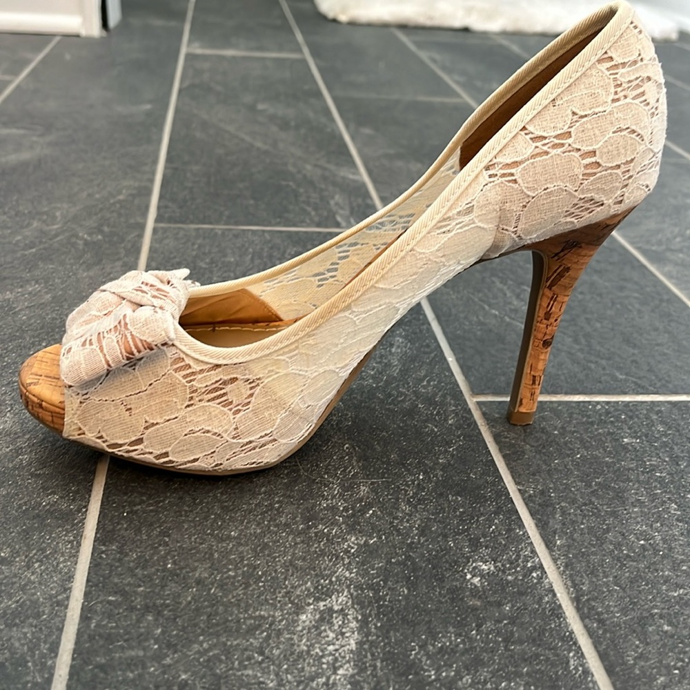 White lace heels with bow and peep toe